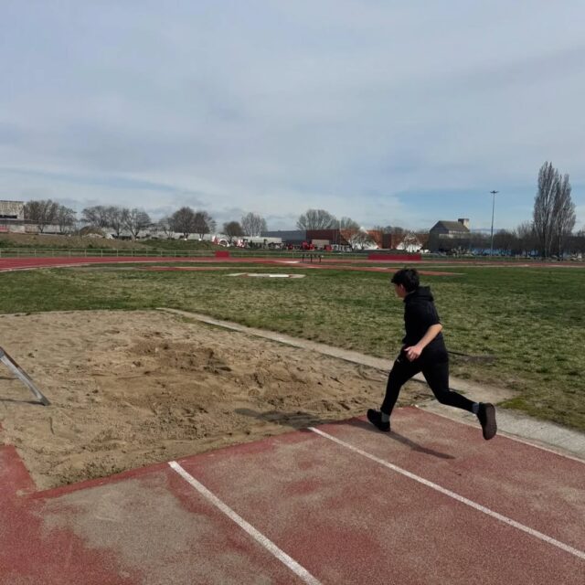 L’alumnat de 6è ha gaudit d’una matinal a les pistes d’atletisme 🏃♂️🏃♀️. Una gran oportunitat per posar en pràctica tot el que han treballat durant les sessions d’educació física i viure-ho en un context real.
Al llarg del matí han participat en diferents proves d’atletisme, com curses, salts i llançaments, posant en joc les habilitats treballades a classe. Però, més enllà de l’activitat física, també ha estat un espai per compartir, animar-se entre companys i gaudir de l’esport.
Ganes, esforç i molt bon ambient per tancar una jornada ben completa! 💪👏